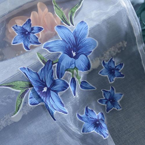 Vitrage gordijn met geborduurde bloemen