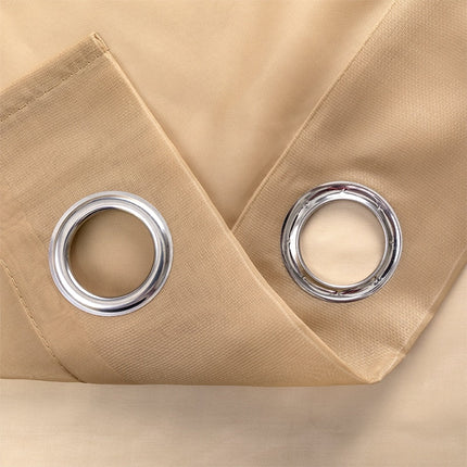 Doorschijnend vitrage gordijn met metalen ringen.