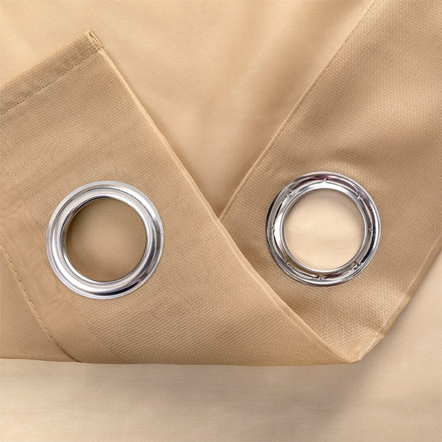 Doorschijnend vitrage gordijn met metalen ringen.