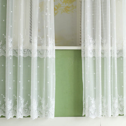 Witte vitrage met romantisch kantpatroon