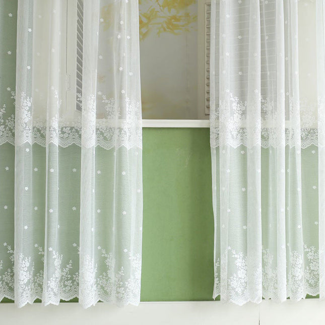 Witte vitrage met romantisch kantpatroon