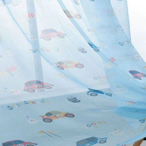 Blauwe vitrage kinderkamer met raceauto's