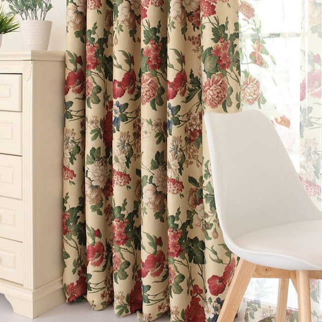 Landelijk verduisterend gordijn Lessaïa met bloemen.