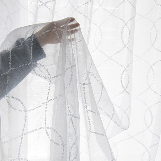 Witte vitrage met geometrisch patroon