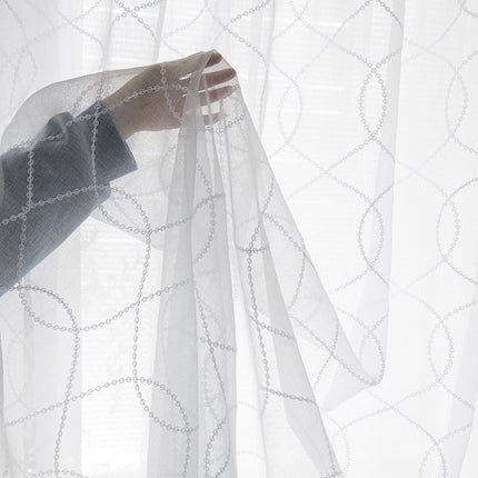 Witte vitrage met geometrisch patroon