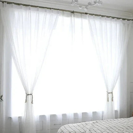 Wit vitrage gordijn met stippenpatroon