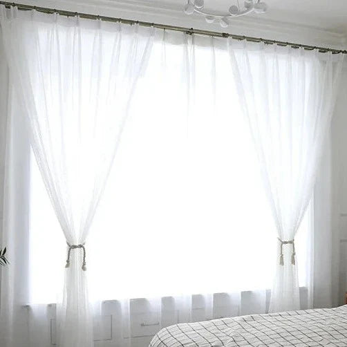 Wit vitrage gordijn met stippenpatroon