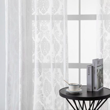Witte vitrage met barok patroon