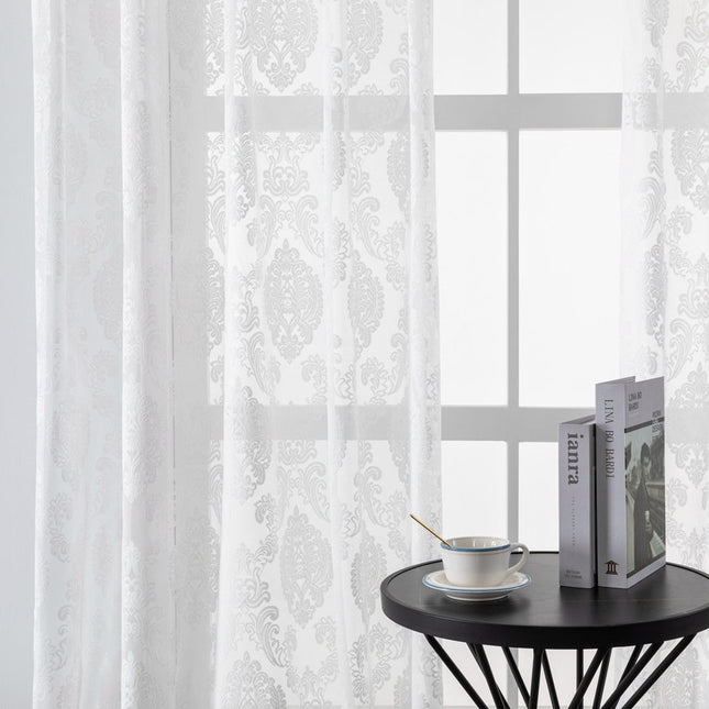 Witte vitrage met barok patroon