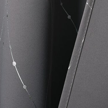 Grijs verduisterend gordijn met zilveren lijnen