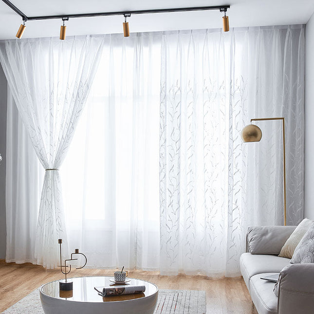 Witte vitrage met geborduurde takjes