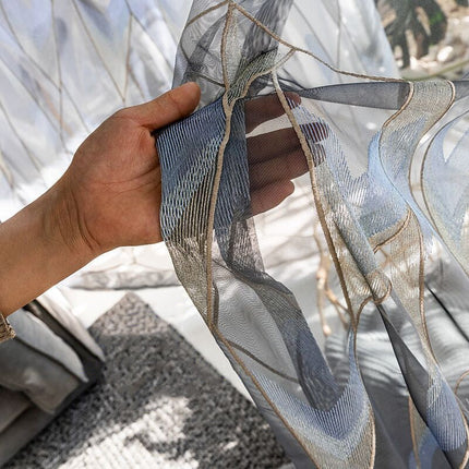 Luxe vitrage met geometrisch borduursel