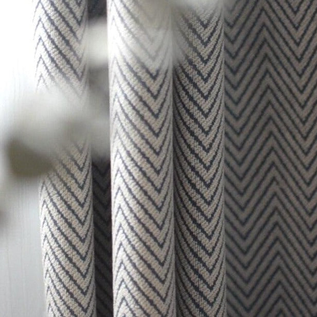 Lichtgrijs verduisterend gordijn met visgraatmotief