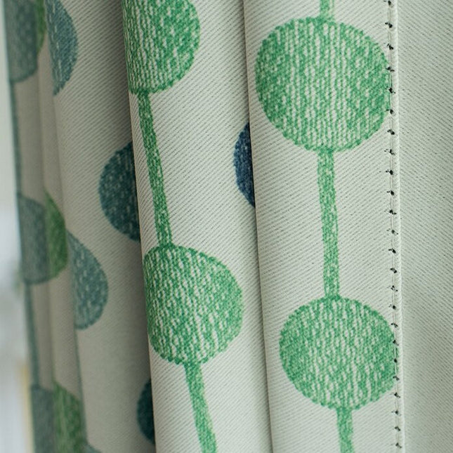 Groen gordijn met geometrisch stippenpatroon