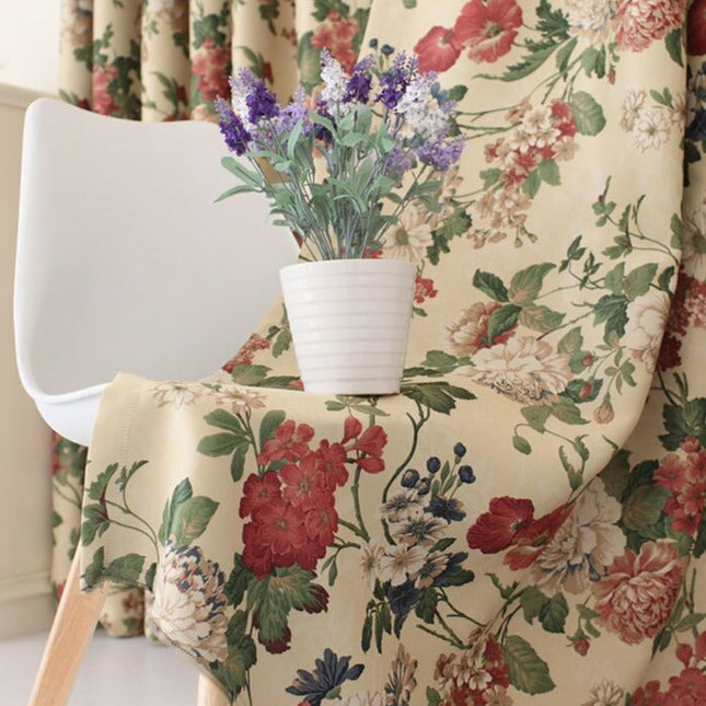 Landelijk verduisterend gordijn Lessaïa met bloemen.