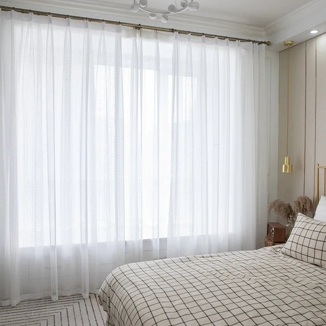 Wit vitrage gordijn met stippenpatroon
