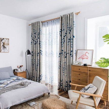 Grijs gordijn met blauw bladeren motief