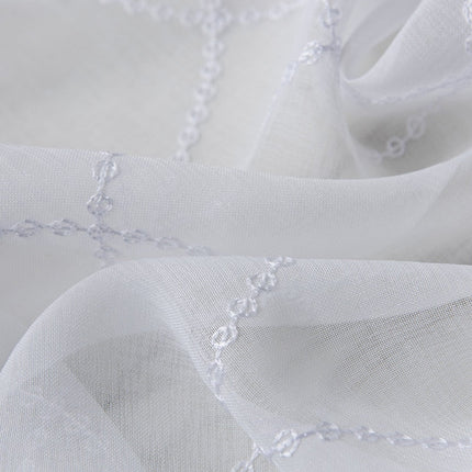 Witte vitrage met geometrisch patroon