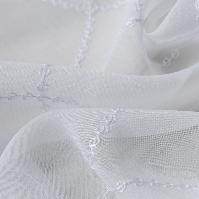 Witte vitrage met geometrisch patroon