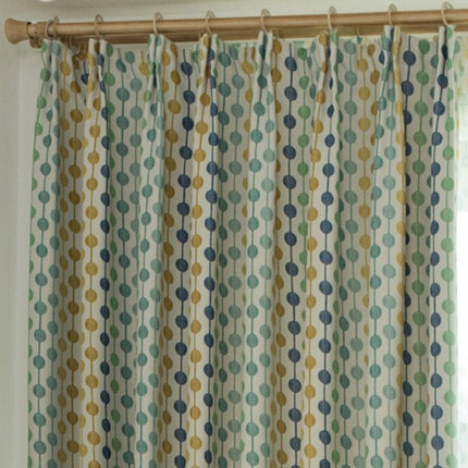Groen gordijn met geometrisch stippenpatroon