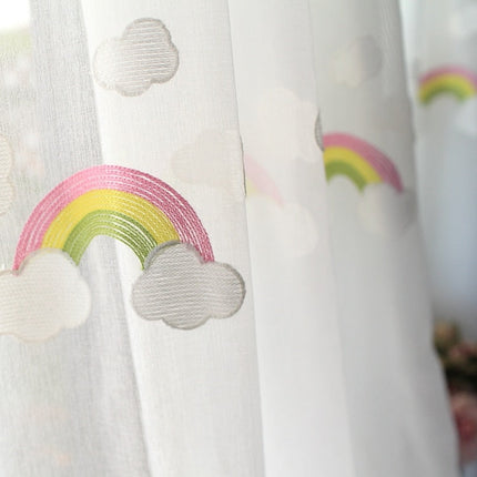 Vitrage kinderkamer met geborduurde regenbogen