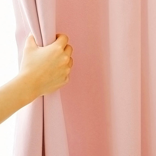 Verduisterend gordijn voor slaapkamer met ringen.