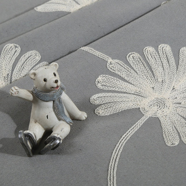 Grijs gordijn met geborduurde madeliefjes