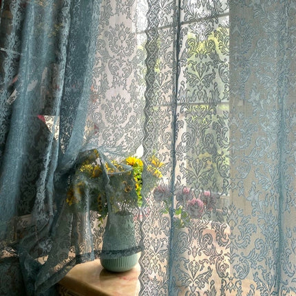 Blauwe kanten vitrage in barokstijl