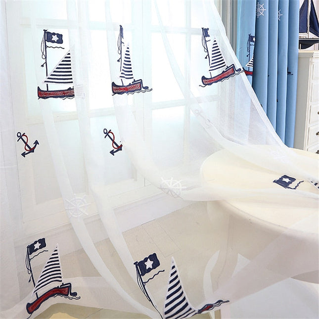 Vitrage met geborduurde zeilboot voor kinderkamer