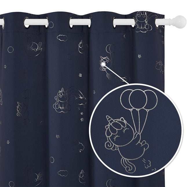 Donkerblauw gordijn met zilveren eenhoorn print