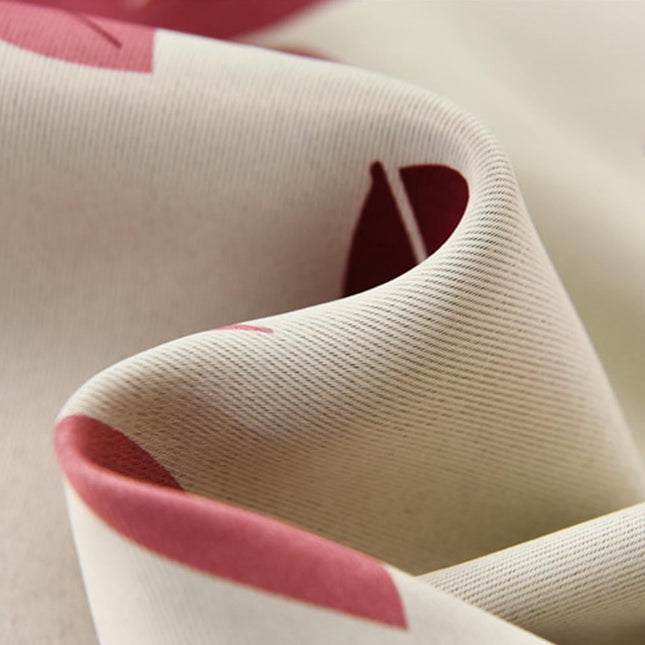 Verduisterend gordijn met rode herfstbladeren