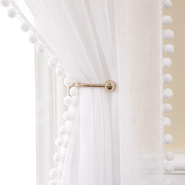 Witte vitrage met pompon randafwerking