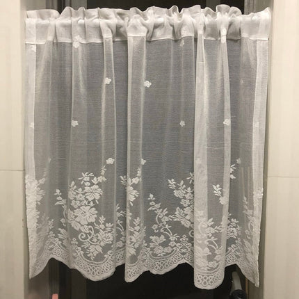 Witte vitrage met subtiel bloemenpatroon