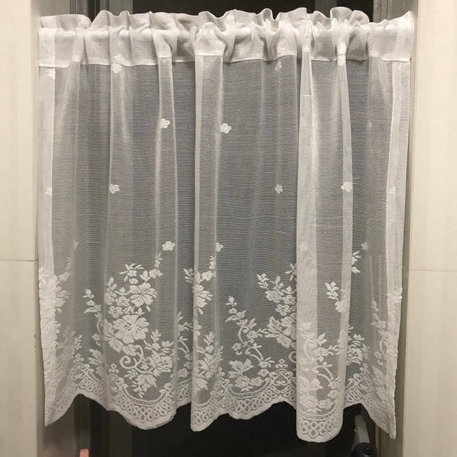 Witte vitrage met subtiel bloemenpatroon