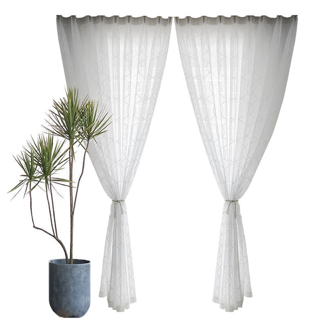 Witte vitrage met geometrisch patroon
