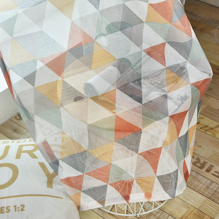 Moderne vitrage met gekleurde driehoeken