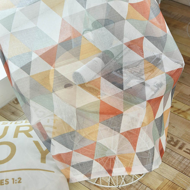 Moderne vitrage met gekleurde driehoeken