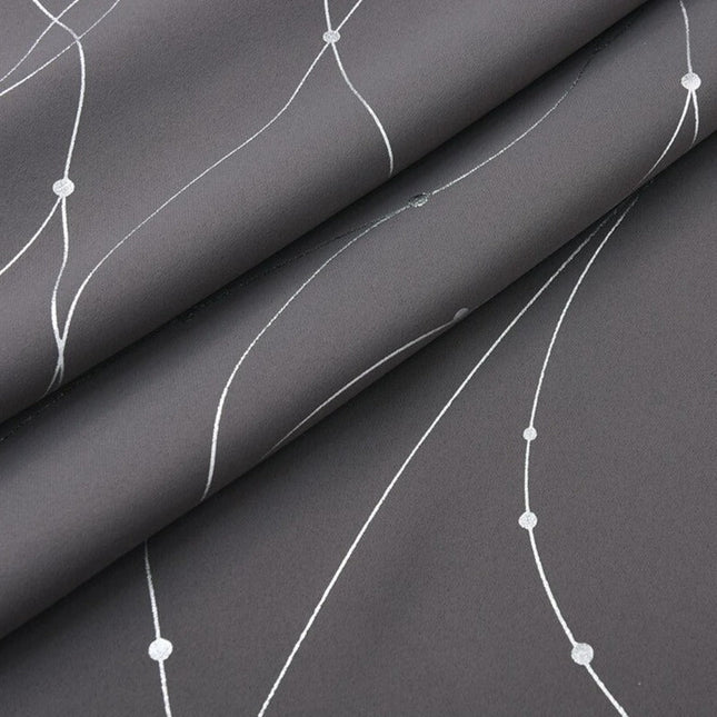 Grijs verduisterend gordijn met zilveren lijnen
