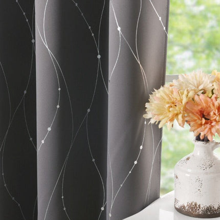 Grijs verduisterend gordijn met zilveren lijnen