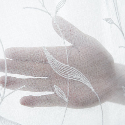 Witte vitrage met geborduurde takjes