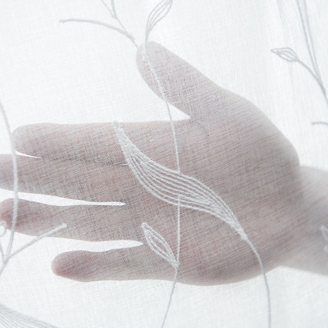 Witte vitrage met geborduurde takjes