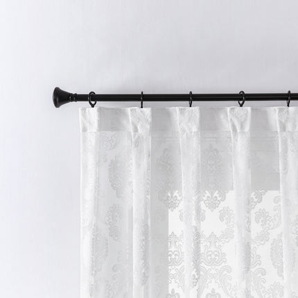 Witte vitrage met barok patroon