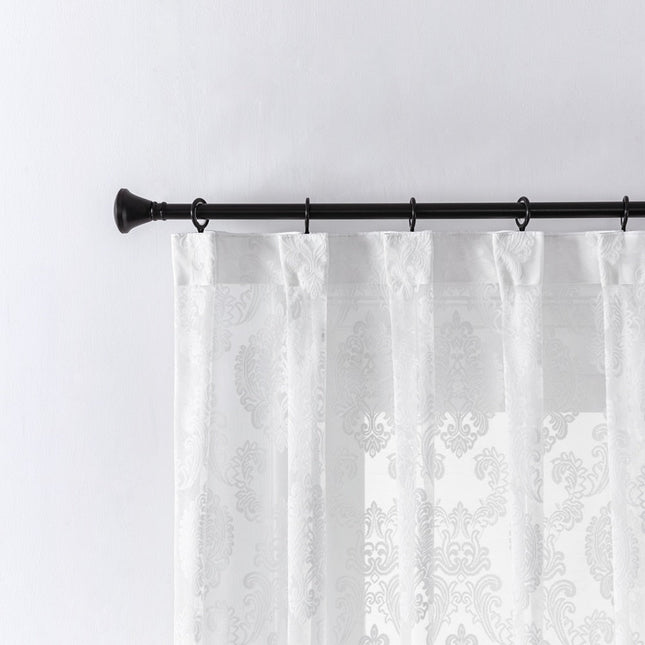 Witte vitrage met barok patroon