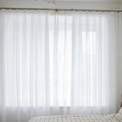 Wit vitrage gordijn met stippenpatroon