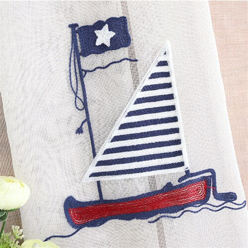 Vitrage met geborduurde zeilboot voor kinderkamer