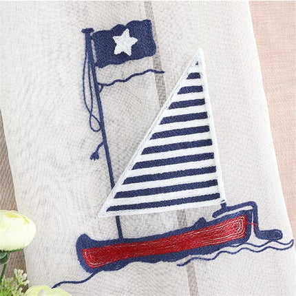 Vitrage met geborduurde zeilboot voor kinderkamer