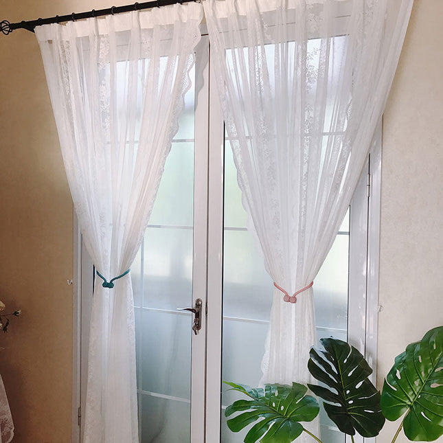 Witte kanten vitrage met bloemenpatroon