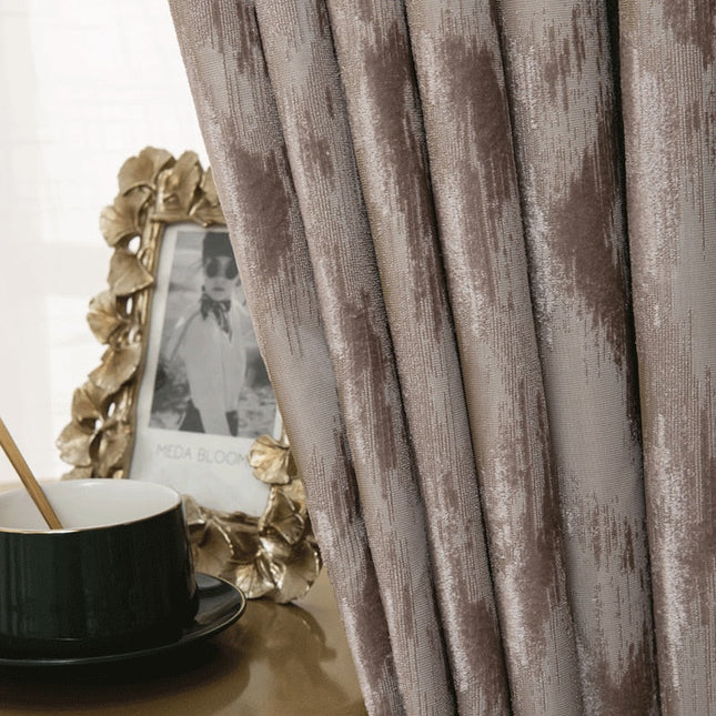 Taupe verduisteringsgordijn met abstract patroon