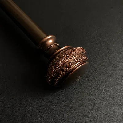 Vintage zwarte gordijnroede met ornament