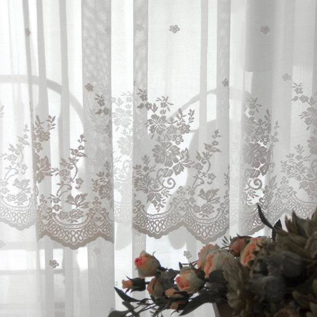 Witte vitrage met subtiel bloemenpatroon